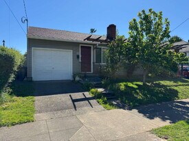 5924 N Denver Ave in Portland, OR - Building Photo