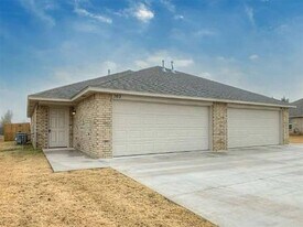 203 Gray St in Yukon, OK - Building Photo