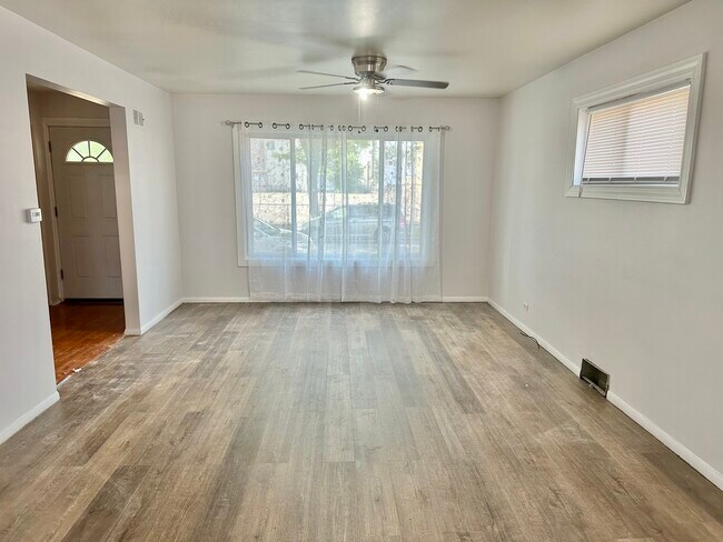 2346 W Jarvis Ave in Chicago, IL - Building Photo - Building Photo