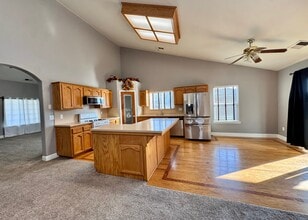 445 S 19th Ave in Lemoore, CA - Building Photo - Building Photo