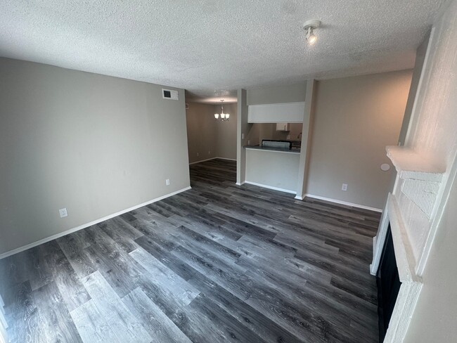 2010 Estrada Pkwy, Unit 20-202 in Irving, TX - Building Photo - Building Photo