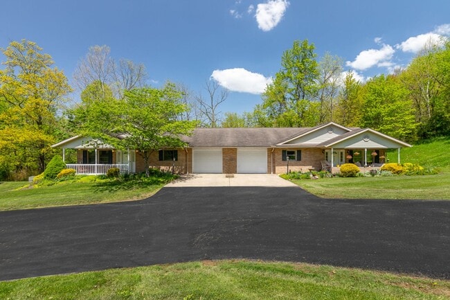 151-163 E Jones St in Millersburg, OH - Building Photo - Building Photo