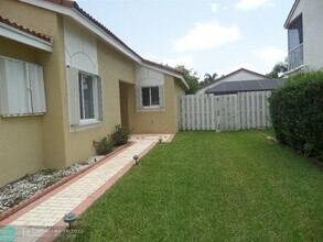 2003 NW 178th Way in Pembroke Pines, FL - Building Photo - Building Photo