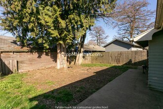 8925 NE Sandy Blvd in Portland, OR - Building Photo - Building Photo