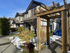 1102 Cassell Pl in Nanaimo, BC - Building Photo - Building Photo