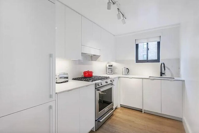 220 W 26th St in New York, NY - Building Photo - Building Photo