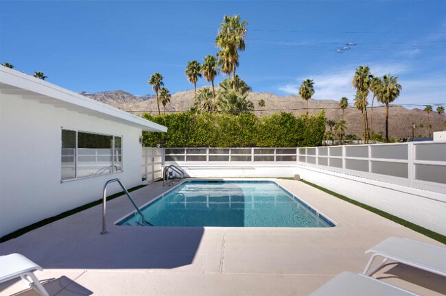 975 E Camino Parocela in Palm Springs, CA - Building Photo - Building Photo