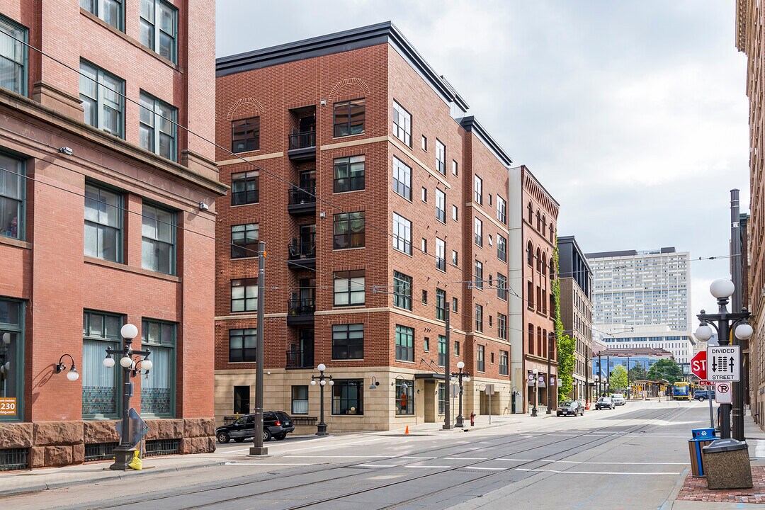 270 4th St E in St. Paul, MN - Building Photo