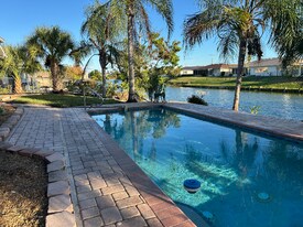 1220 Lakeside Dr in Venice, FL - Building Photo