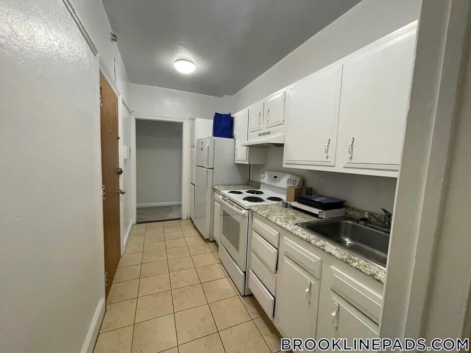 1223 Beacon St in Brookline, MA - Building Photo