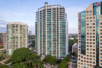 Grovenor House in Miami, FL - Foto de edificio - Building Photo