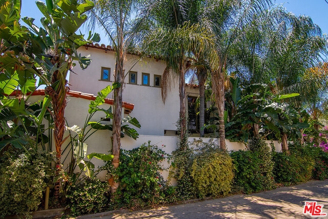 1051 Orlando Ave in West Hollywood, CA - Foto de edificio - Building Photo