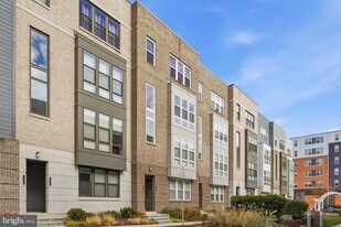 13331 Launders St in Herndon, VA - Building Photo