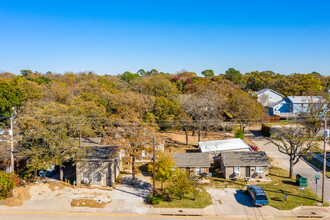 2300 N Elm St in Denton, TX - Foto de edificio - Building Photo