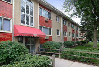 Carroll Court Apartments in St. Paul, MN - Building Photo - Building Photo