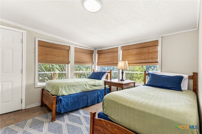 property at 1105 Lakeview Dr