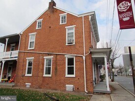 30 N Main St in Manheim, PA - Building Photo