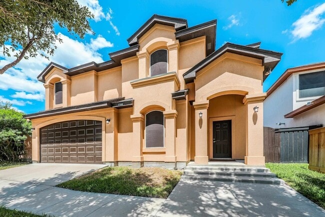 2306 Leo Reyes Ct, Unit D in Laredo, TX - Building Photo - Building Photo