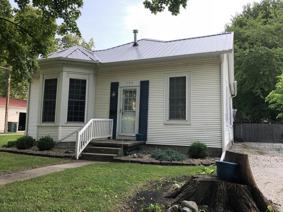 506 N Center St in Tuscola, IL - Building Photo