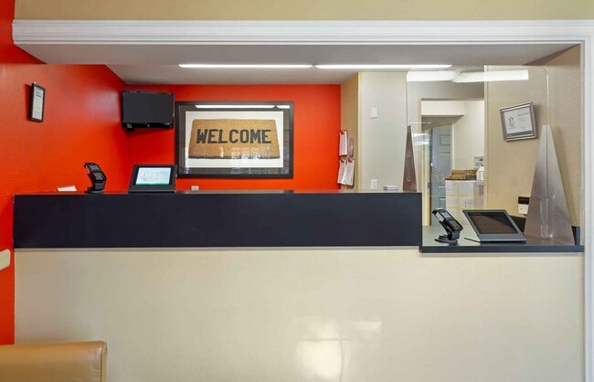 Furnished Studio-Seattle - Southcenter in Tukwila, WA - Foto de edificio - Building Photo
