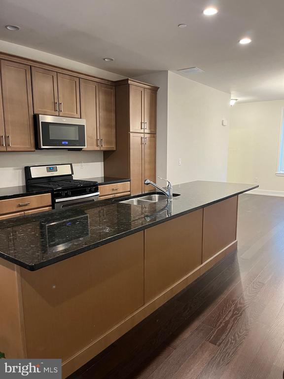 805 Lakeview Ct in King of Prussia, PA - Foto de edificio - Building Photo