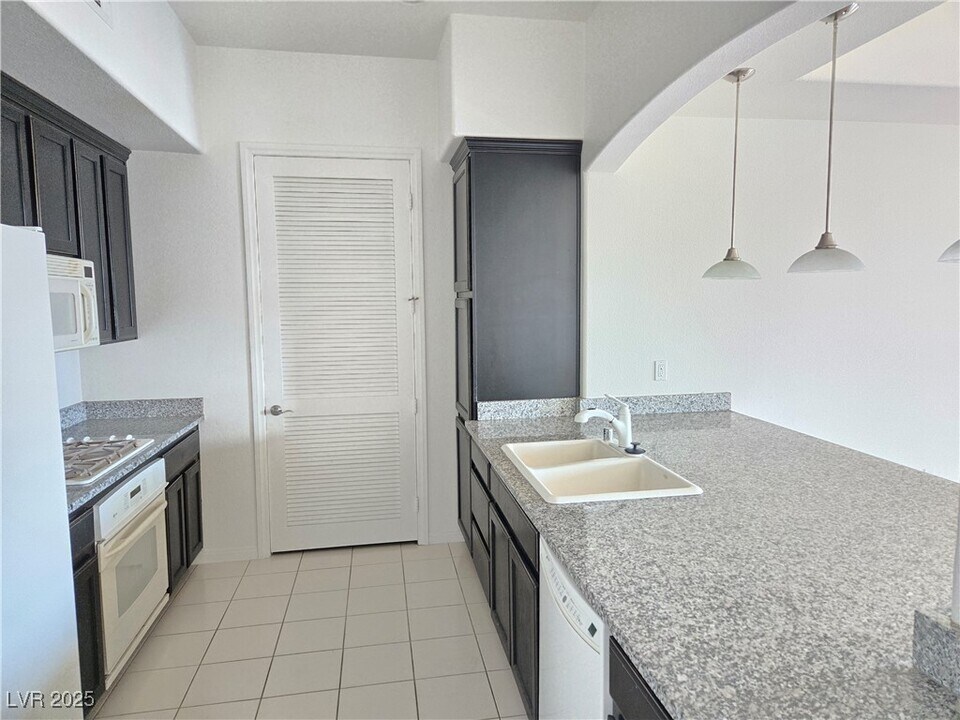 62 E Serene Ave in Las Vegas, NV - Building Photo