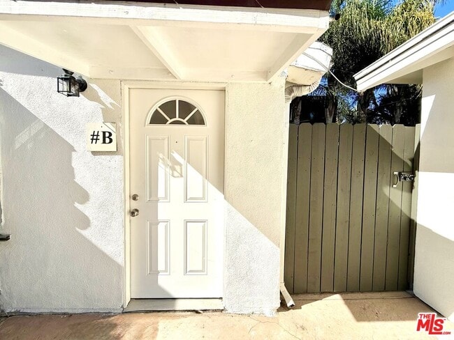 364 N San Vicente Blvd in West Hollywood, CA - Foto de edificio - Building Photo