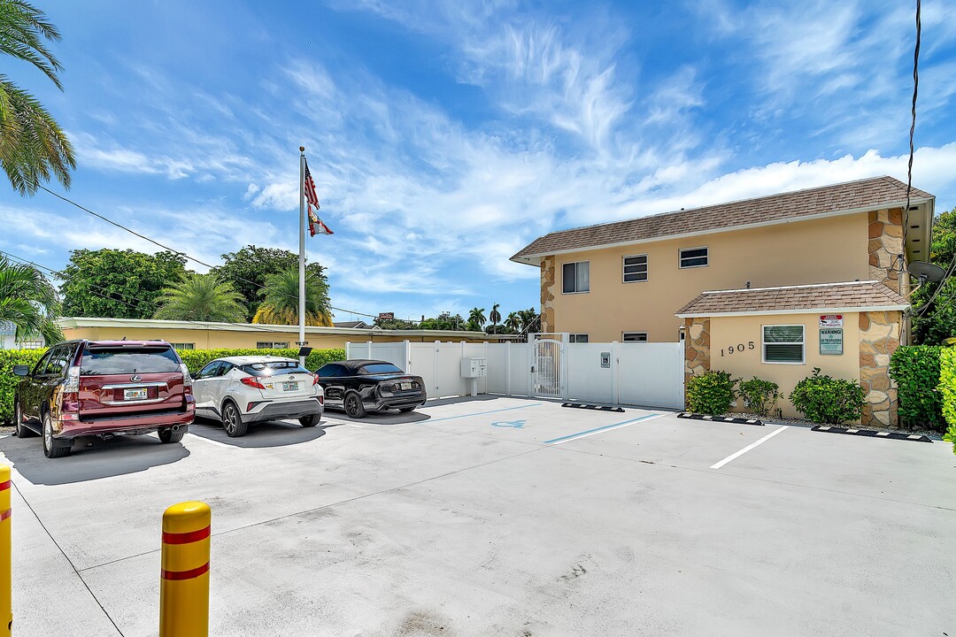 1905 Lake Worth Rd in Lake Worth Beach, FL - Building Photo