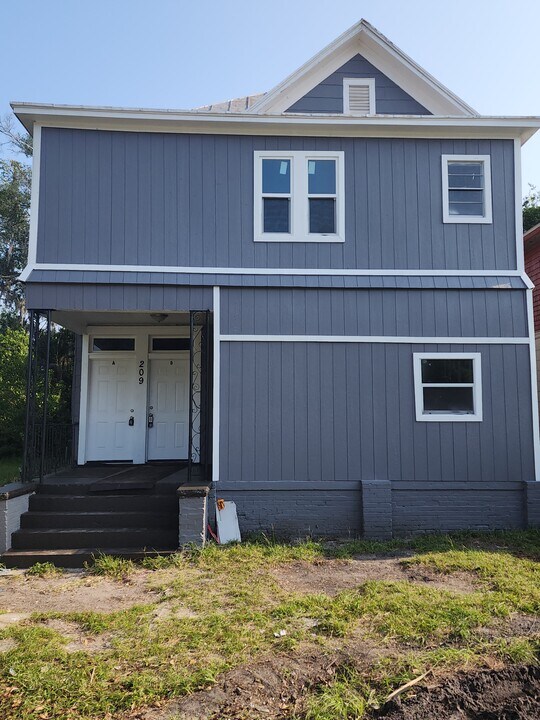 209 E 17th St in Jacksonville, FL - Building Photo