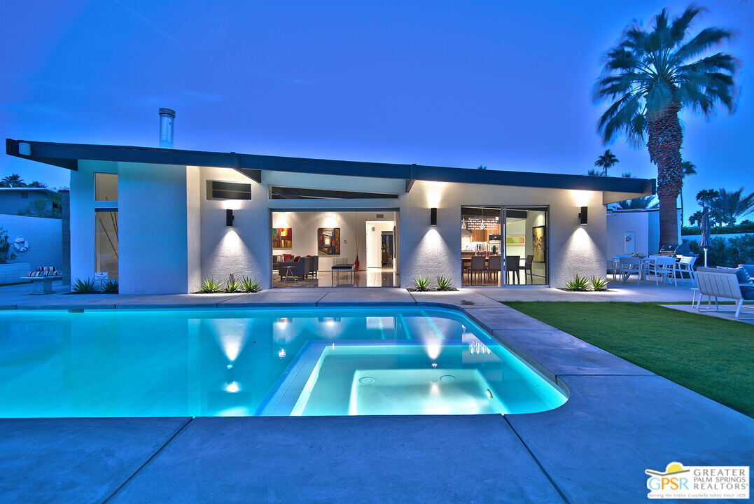 967 N Coronet Cir in Palm Springs, CA - Building Photo