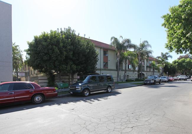 Village Grove in Panorama City, CA - Foto de edificio - Building Photo