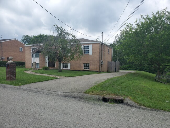 210 Canterbury Ln in North Versailles, PA - Building Photo - Building Photo
