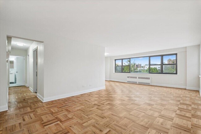 2 Washington Square in Larchmont, NY - Building Photo - Building Photo