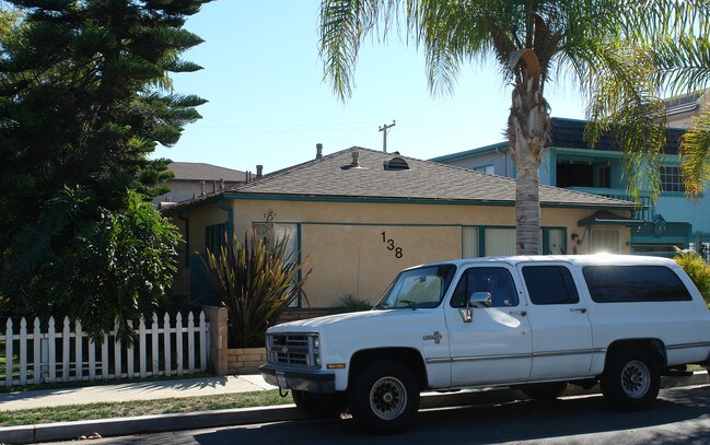 138 13th St in Seal Beach, CA - Foto de edificio - Building Photo