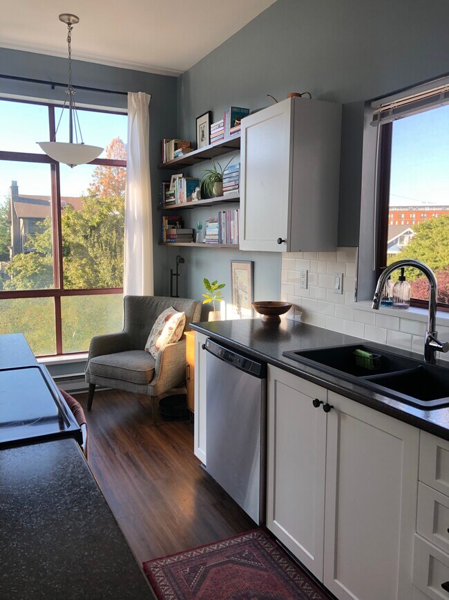 545 Manchester Rd in Victoria, BC - Building Photo - Building Photo