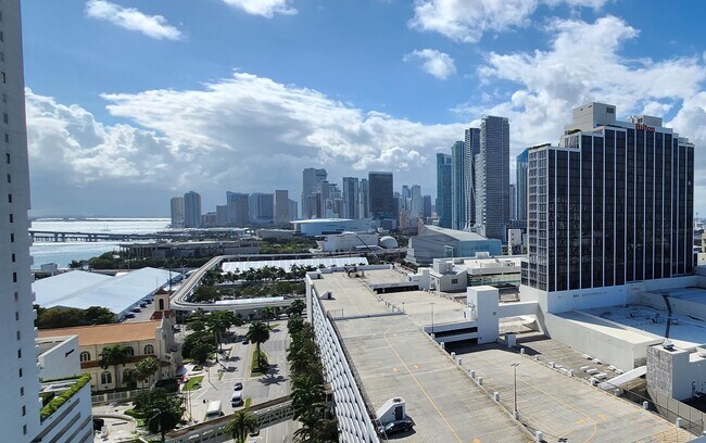 1750 N Bayshore Dr, Unit 2010 in Miami, FL - Building Photo - Building Photo
