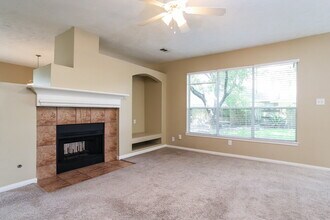 16206 Hollow Rock Dr in Houston, TX - Foto de edificio - Building Photo