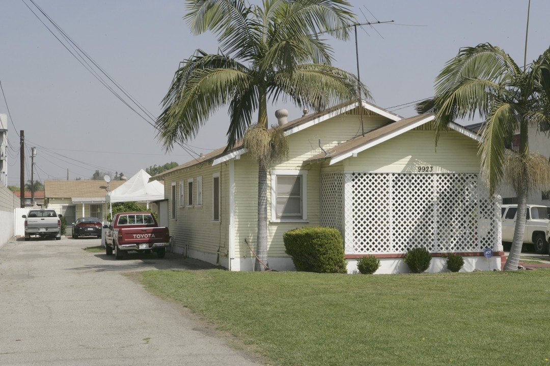 9921-9923 Ramona St in Bellflower, CA - Building Photo