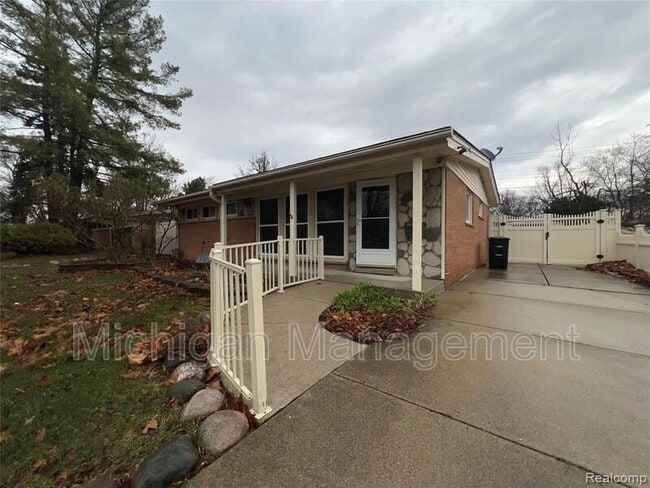 32028 Maine St in Livonia, MI - Building Photo - Building Photo