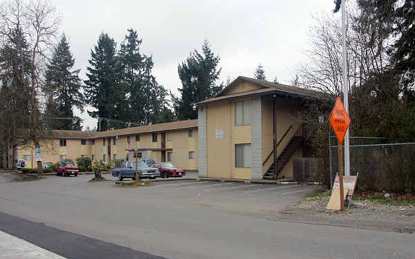 Los Robles Apartments in Lakewood, WA - Building Photo - Building Photo