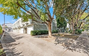 137 N Oak Knoll Ave in Pasadena, CA - Building Photo - Building Photo