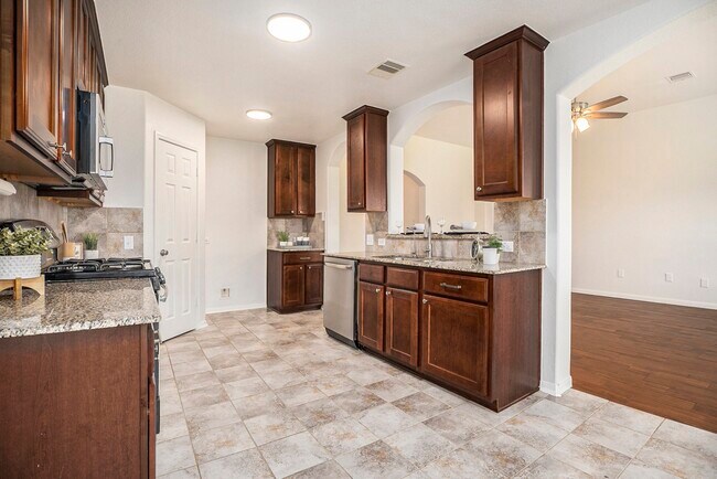 1195 Quarterhorse Dr in Alvin, TX - Foto de edificio - Building Photo