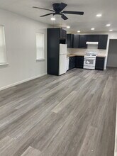 1617 Meadowbrook Dr in Garland, TX - Foto de edificio - Building Photo