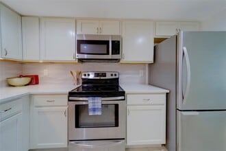 2944 W Bay Dr in Belleair Bluffs, FL - Building Photo - Building Photo