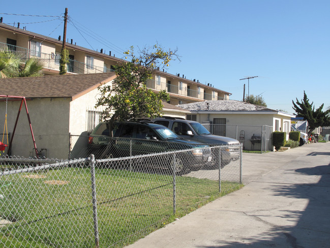 13426 Doty Ave in Hawthorne, CA - Foto de edificio - Building Photo