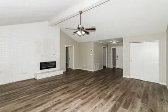 16311 Alametos Dr, Unit 517 in Houston, TX - Building Photo - Building Photo