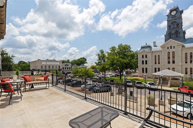 111 E Bridge St in Granbury, TX - Building Photo