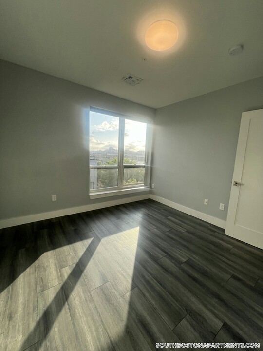 55 W Fifth St in Boston, MA - Building Photo