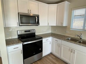 4533 Greenham Ln. in Crowley, TX - Foto de edificio - Building Photo