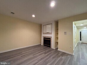 12914 Titania Way in Woodbridge, VA - Foto de edificio - Building Photo